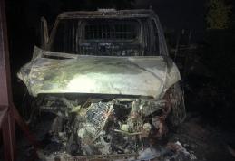 Tânără arestată preventiv de polițiștii dorohoieni pentru că a incendiat două autoturisme