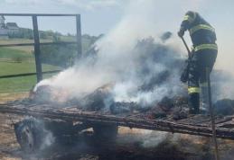 Peste cinci tone de furaje și o platformă auto au fost mistuite de flăcări - FOTO