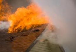 Incendiu violent într-o gospodărie din județul Botoșani. Acoperișul unei case și bunurile dintr-o cameră cuprinse de flăcări