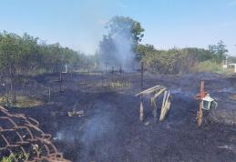 Incendiu în cimitir din cauza unei lumânări aprinse