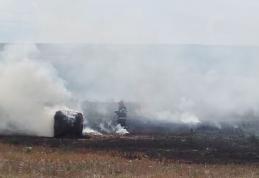 Un incendiu violent izbucnit pe un câmp s-a extins la un depozit de furaje