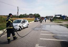 Două mașini implicate într-un accident pe un drum din județ. Două persoane au avut nevoie de îngriiri medicale - FOTO