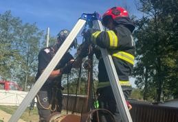 Femeie salvată de pompieri dintr-o fântână adâncă de peste zece metri - FOTO