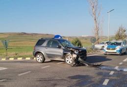 Patru persoane ajunse la spital în urma unui impact dintre două autoturisme - FOTO