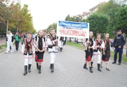 Culoare și tradiție la parada costumelor populare din cadrul Festivalului Internațional „Mugurelul” 2024 - FOTO