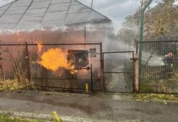 Casă pusă în pericol după ce un panou de distrubuție a gazelor naturale a luat foc - FOTO