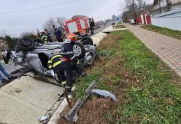 O tânără a avut nevoie de îngrijiri medicale după ce autoturismul pe care îl conducea a fost implicat într-un accident