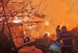 Un incendiu violent a mistuit o întreagă gospodărie din localitatea Suharău - FOTO