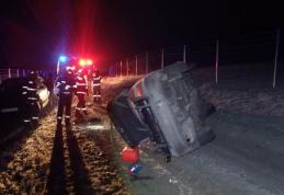 Accident în miez de noapte: Un tânăr de 21 de ani a ajuns la spital după ce s-a răsturnat cu mașina - FOTO