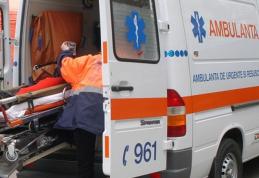 Accident la Dragalina! O tânără a ajuns la spital după ce s-a izbit cu mașina într-un copac