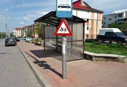 Primim la redacţie: Un semn de circulaţie din Dorohoi, amplasat prea jos provoacă nemulțumiri