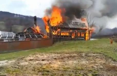 Gospodărie din comuna Pomârla cuprinsă de flăcări! Pompierii dorohoieni au intervenit pentru stingere - VIDEO