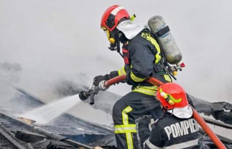 Intervenții ale pompierilor pentru stingerea a patru incendii în ultimele 24 de ore