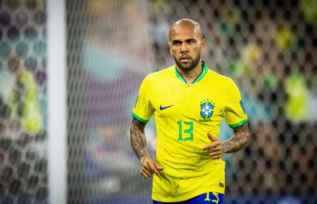 Fostul fotbalist al Barcelonei, Dani Alves, a fost condamnat la patru ani și șase luni de închisoare pentru hărțuirea unei femei