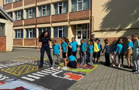 Surpriză pentru școlarii unei școli din municipiul Botoșani, realizată de polițiști - FOTO