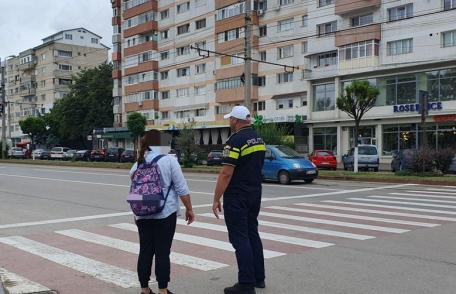 Polițiștii supraveghează traficul rutier pentru siguranța cetățenilor