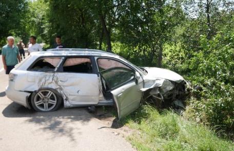 Accident la intrarea în Hudești! Două tinere rănite au fost transportate la spital