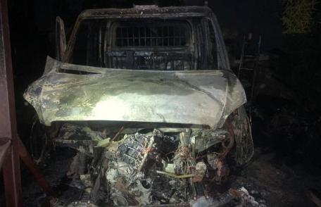 Tânără arestată preventiv de polițiștii dorohoieni pentru că a incendiat două autoturisme