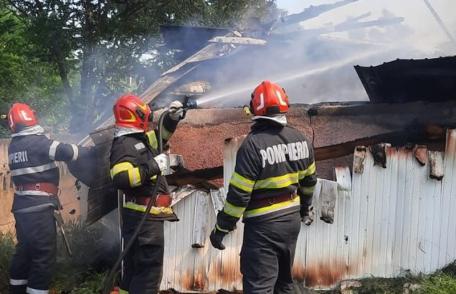 Incendiu la Dumeni! A vrut să scape de păduchii de găină, dar și-a incendiat adăpostul de animale - FOTO