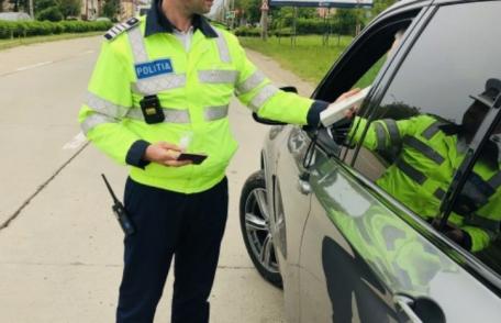 Polițiștii supraveghează traficul rutier pentru siguranța cetățenilor