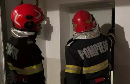 Două persoane au avut nevoie de ajutorul pompierilor după ce au rămas blocate într-un lift