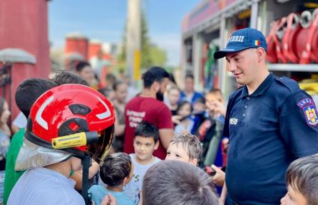 Întâlnire interactivă a pompierilor botoșăneni cu 40 de copii înscriși la Tabăra de zi organizată de Parohia „Sfântul Gheorghe” Săveni - FOTO