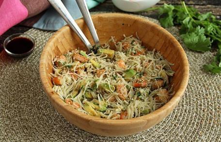 Salată cu fidea de orez, creveți și avocado