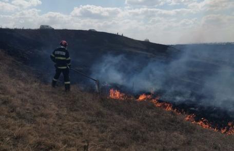 Pompierii botoșăneni au intervenit pentru stingerea a două incendii de vegetație uscată la Burlești și Stăuceni