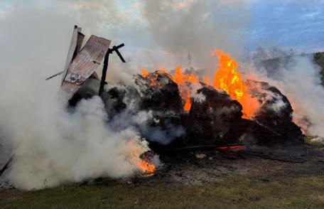 Incendiu violent la un depozit cuprins de flăcări după ce a fost lovit de trăsnet - FOTO