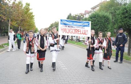 Culoare și tradiție la parada costumelor populare din cadrul Festivalului Internațional „Mugurelul” 2024 - FOTO