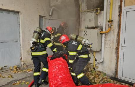 Arhiva unei societăți împreună cu mai multe bunuri au luat foc în subsolul unui bloc din Botoșani - FOTO