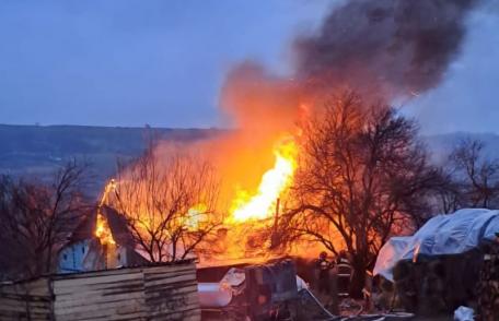 Familie cu patru copii din Pomârla rămasă fără acoperiș deasupra capului în urma unui incendiu