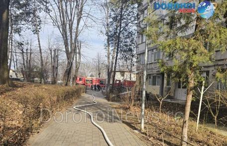 Un nou incendiu a cuprins clădirea dezafectată de pe Aleea Pinului din Dorohoi – FOTO