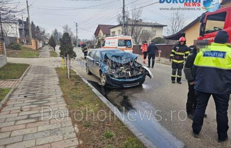 Accident la Dorohoi! Femeie rănită în urma impactului dintre o mașină și un microbuz de transport persoane - FOTO