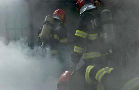 Garaj din Brăești cuprins de flăcări. Au ars o mașină și un scuter