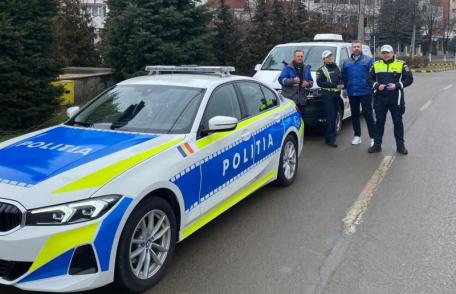 Mărțișoare oferite în trafic de polițiștii rutieri împreună cu reprezentații Registrului Auto Român