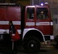 Maşină incendiată de un cablu electric defect