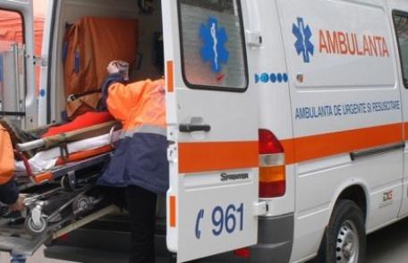 Femeie acroșată de o ambulanță după ce i s-a făcut rău și a pătruns pe partea carosabilă