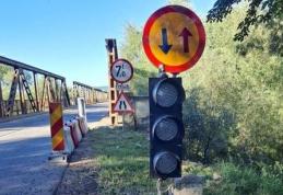Caz incredibil pe drumul Dorohoi - Suceava! Bateria semaforului de la podul de peste Siret a fost furată