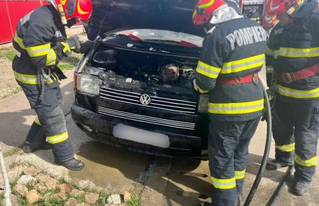 Pompierii dorohoieni au intervenit pentru stingerea unui incendiu produs la motorul unei autoutilitare - FOTO